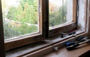 Когда стоит делать ремонт старых деревянных окон, а когда лучше делать замену